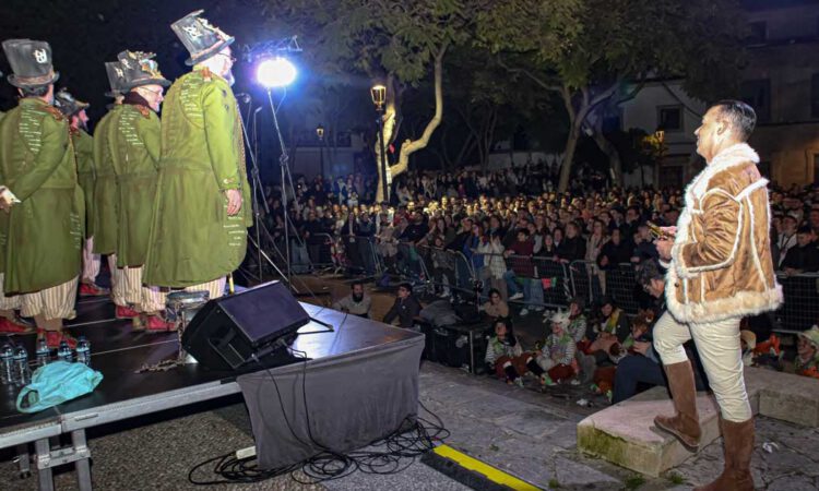 La Plaza del Castillo se abarrota en la primera gran noche del Carnaval con la comparsa de Martínez Ares