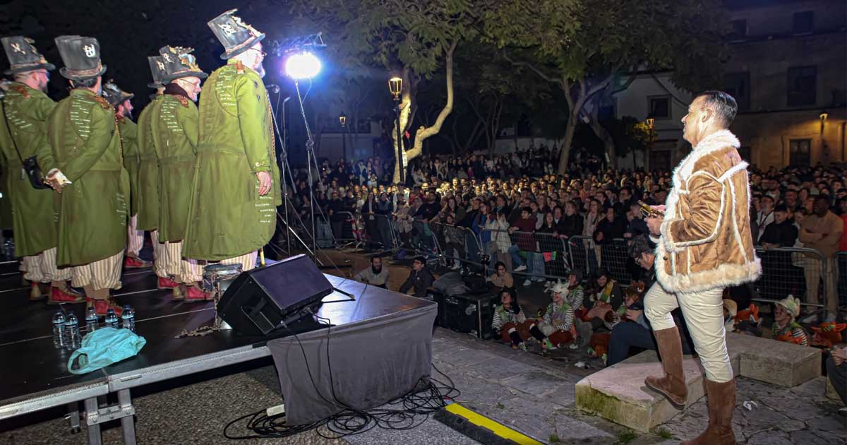 La Plaza del Castillo se abarrota en la primera gran noche del Carnaval con la comparsa de Martínez Ares