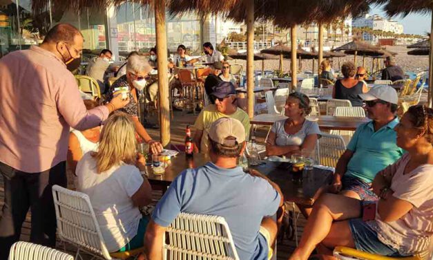 El Ayuntamiento de El Puerto reparte mascarillas en Valdelagrana en su campaña anti Covid