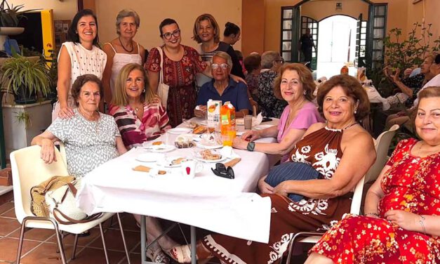 Un desayuno colectivo pone fin a la edición 2025 del programa ‘Envejecimiento Activo’ en El Puerto