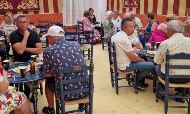 El Ayuntamiento organiza una convivencia para los mayores en la caseta municipal