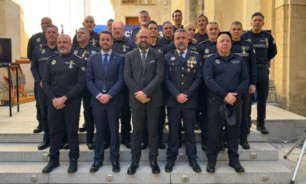 El Hospitalito reconoce a los agentes de la Policía Local por sus 25 años de servicio