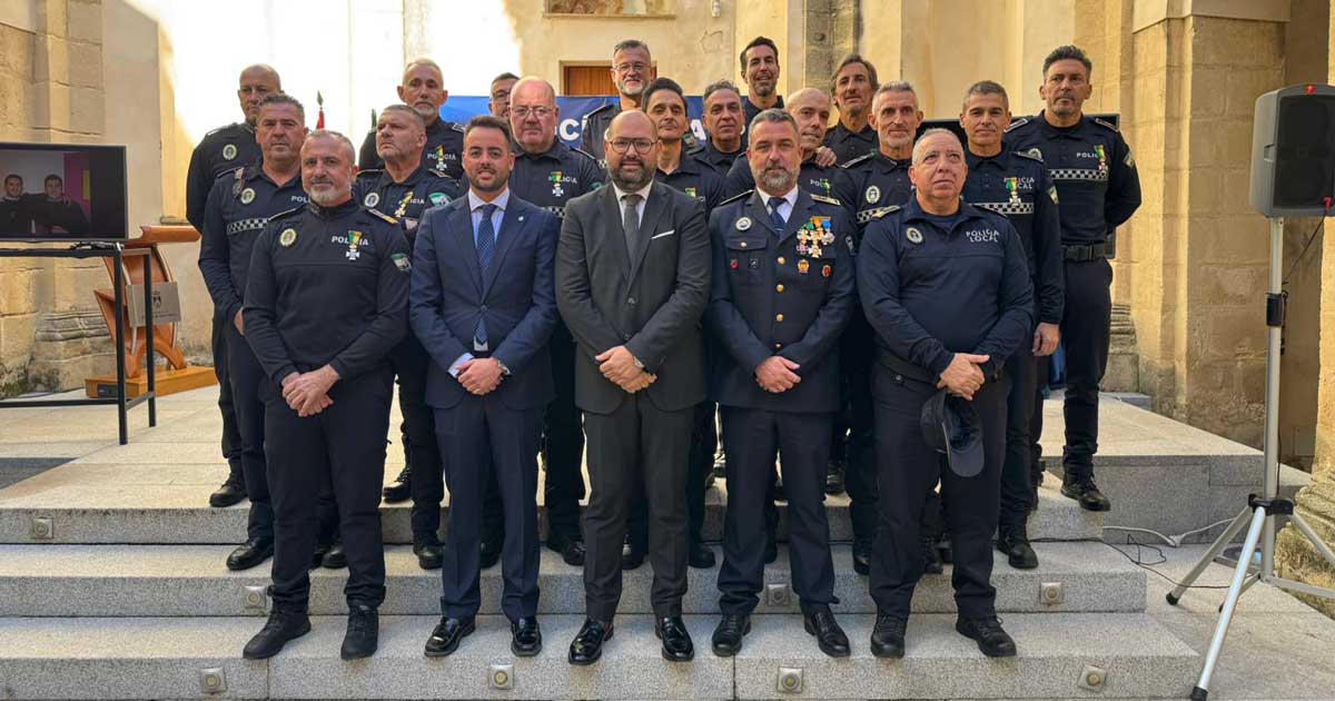 El Hospitalito reconoce a los agentes de la Policía Local por sus 25 años de servicio