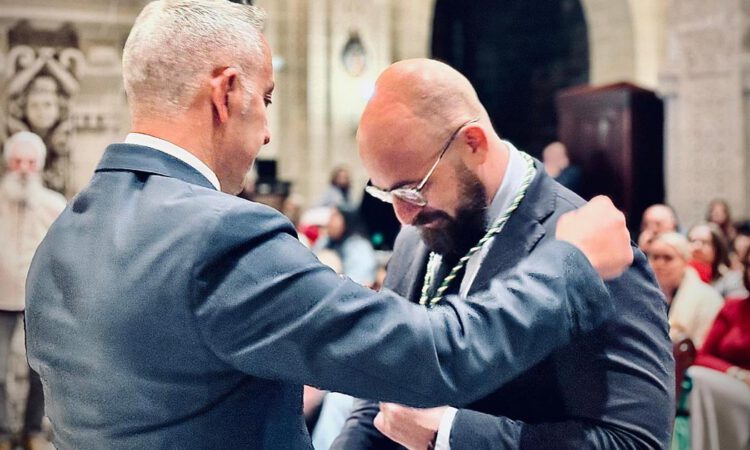 Germán Beardo recibe la medalla de Hermano Honorífico del Beso de Judas