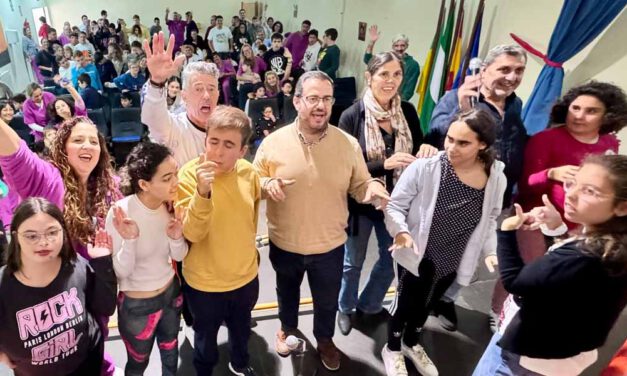 El Colegio Mercedes Carbó vive una clase magistral a cargo del 'Niño de la Leo' en la celebración del Día del Flamenco