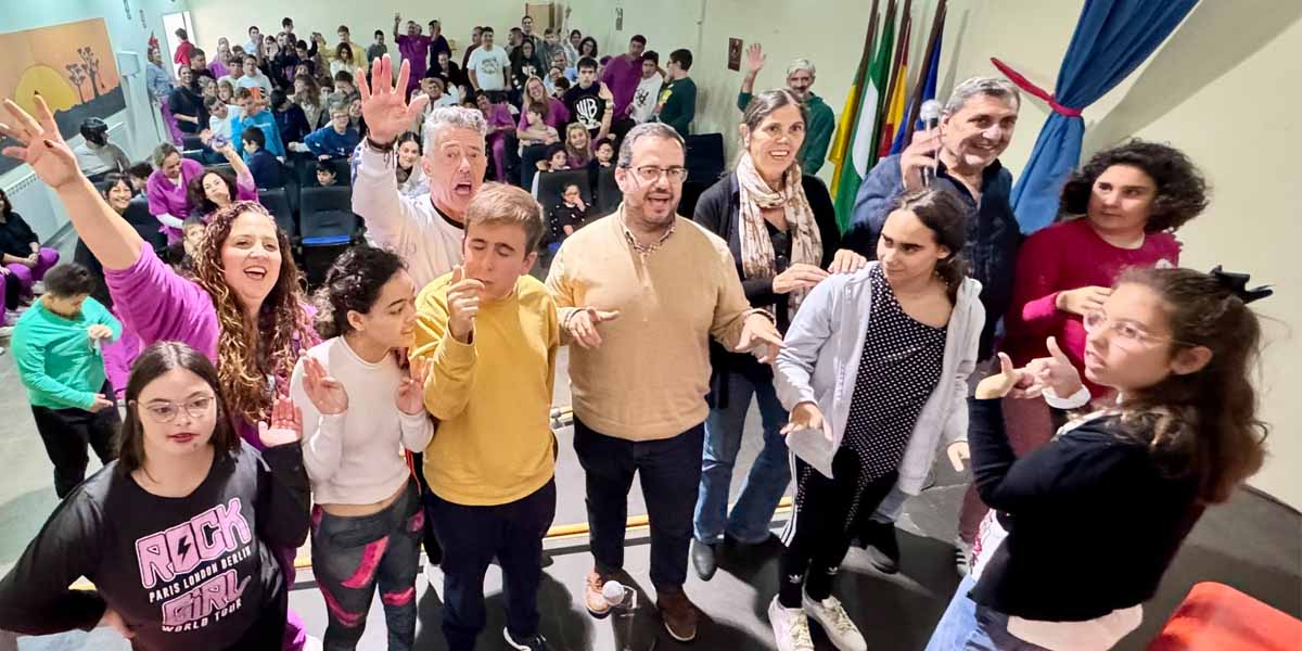 El Colegio Mercedes Carbó vive una clase magistral a cargo del 'Niño de la Leo' en la celebración del Día del Flamenco