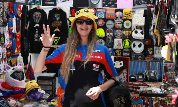 Motos, ambiente y compras: el Parque Calderón vibra con el mercadillo motero