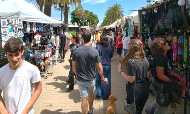 El mercadillo del Calderón se llena y confirma su tirón en la Motorada