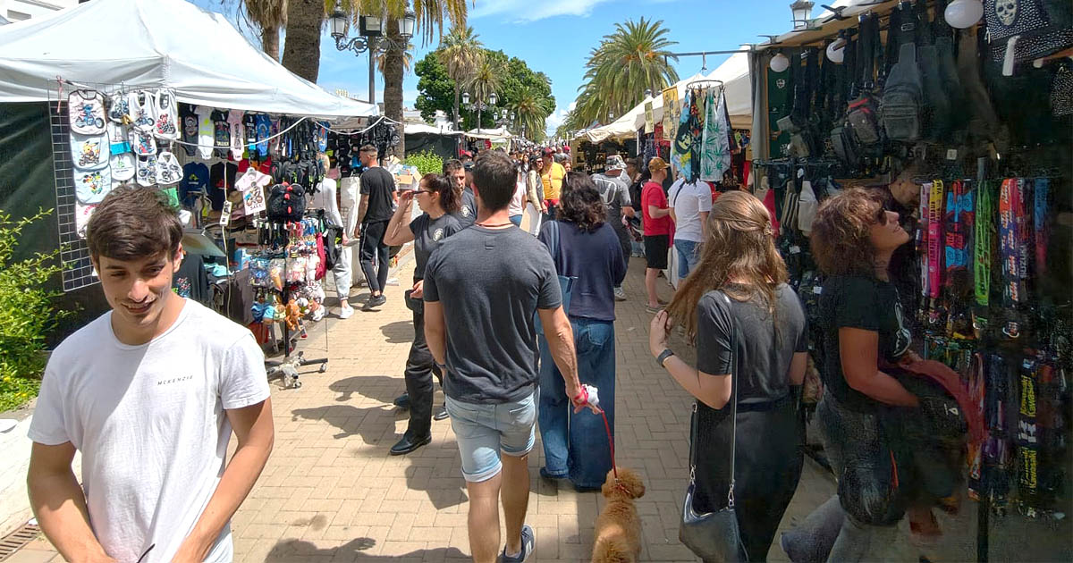 El mercadillo del Calderón se llena y confirma su tirón en la Motorada