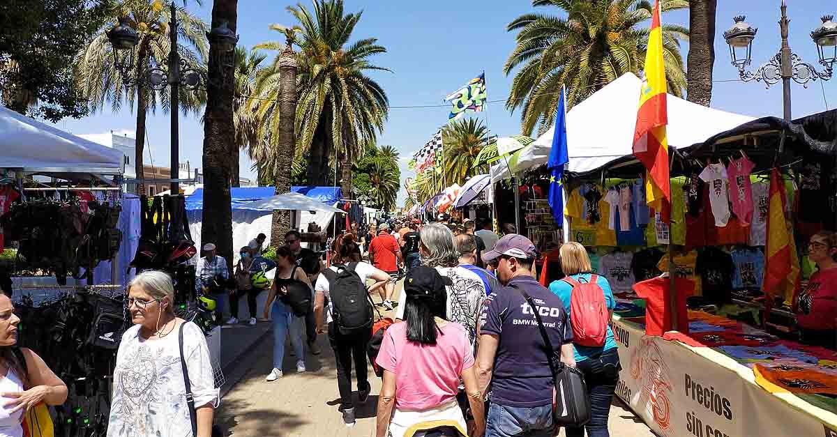 Más de 80 puestos de venta ambulante dedicados al mundo de la moto en el Parque Calderón