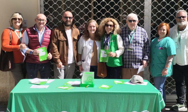 Una mesa informativa acerca la prevención del cáncer de colon a los vecinos en Federico Rubio