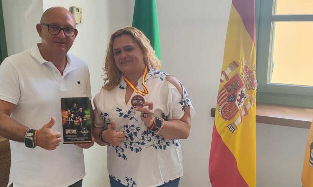 Felicitación municipal a Mila Cuevas tras proclamarse campeona de España absoluta Máster de Powerlifting