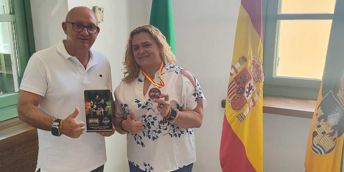 Felicitación municipal a Mila Cuevas tras proclamarse campeona de España absoluta Máster de Powerlifting