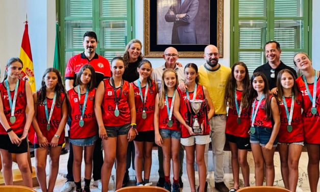 El minibasket femenino del CBP celebra su título de Liga