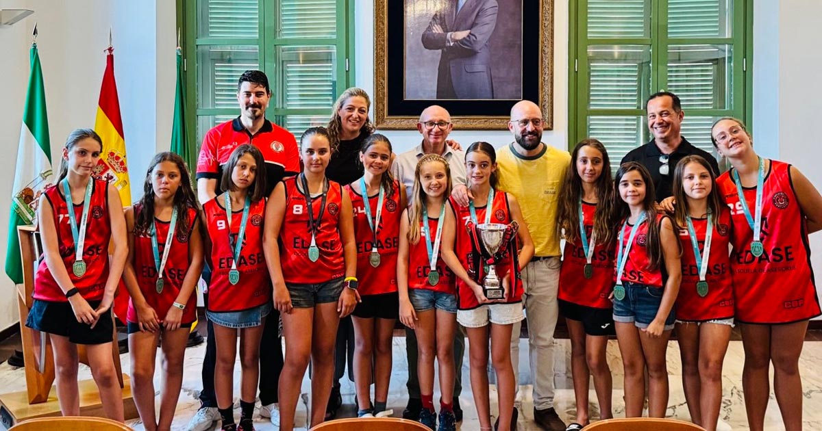 El minibasket femenino del CBP celebra su título de Liga