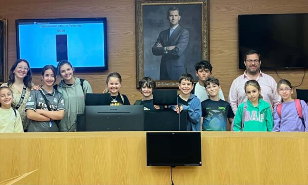 Alumnos del colegio Bahía Montessori descubren el funcionamiento del Ayuntamiento en una jornada educativa