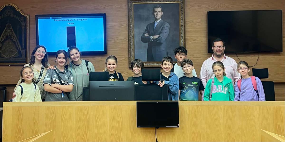 Alumnos del colegio Bahía Montessori descubren el funcionamiento del Ayuntamiento en una jornada educativa