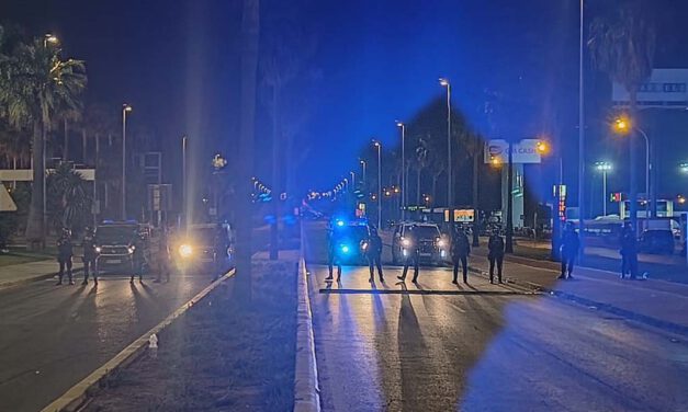 Detenido en El Puerto por un delito contra la seguridad vial y otra persona por seis reclamaciones judiciales