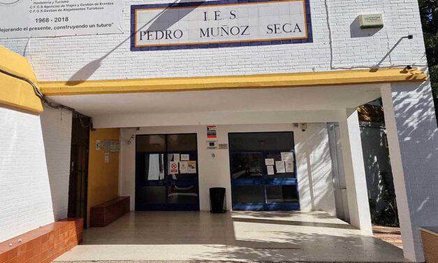 El Ayuntamiento firma dos convenios con el IES Pedro Muñoz Seca para favorecer la empleabilidad en el sector turístico