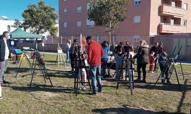 El muro de 80 metros de la Avenida de El Juncal empieza a convertirse en un paseo por la naturaleza