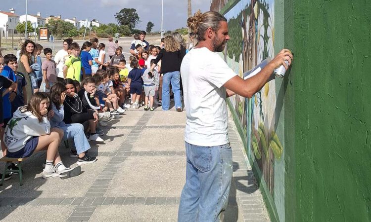 Doña Blanca transforma su pista deportiva con un mural homenaje a las primeras mujeres del poblado