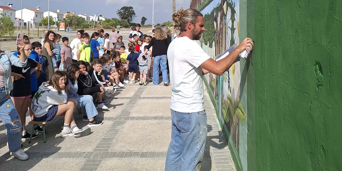 Doña Blanca transforma su pista deportiva con un mural homenaje a las primeras mujeres del poblado