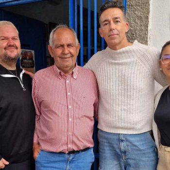 La Preferia de La Mezquita arranca con ambiente festivo y participación vecinal en la calle Postigo