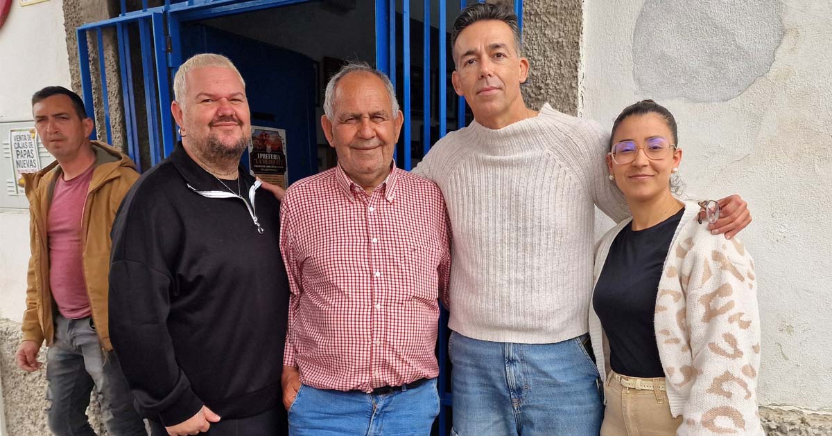 La Preferia de La Mezquita arranca con ambiente festivo y participación vecinal en la calle Postigo