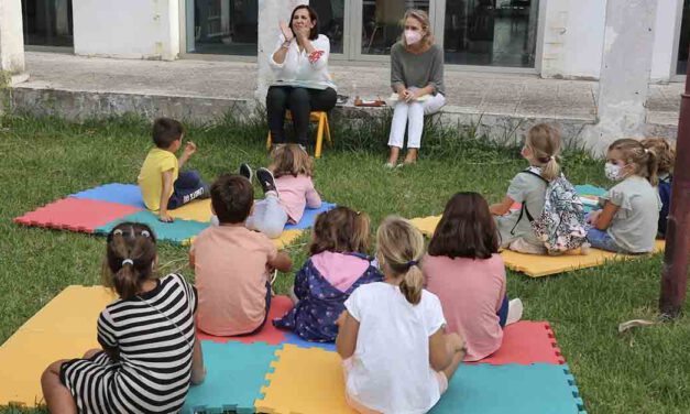 Los niños celebran el Día de las Bibliotecas con una lectura colectiva