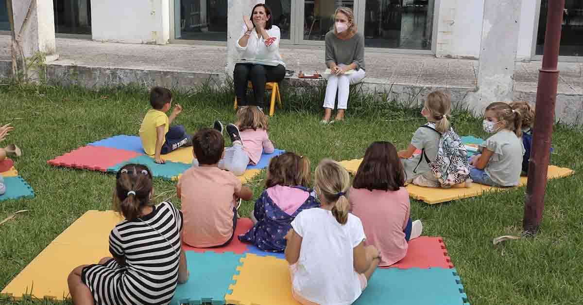 Los niños celebran el Día de las Bibliotecas con una lectura colectiva