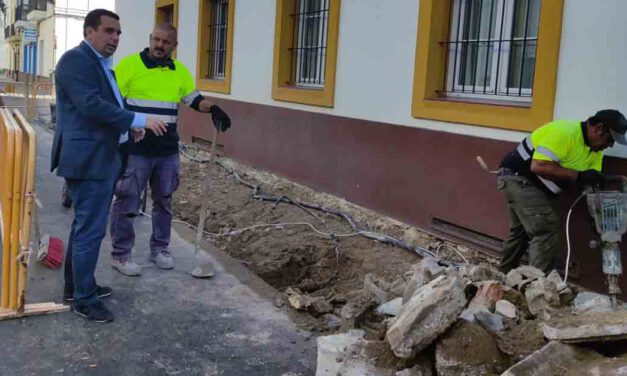 Mantenimiento Urbano coloca un nuevo acerado en la calle Aurora en el centro de El Puerto