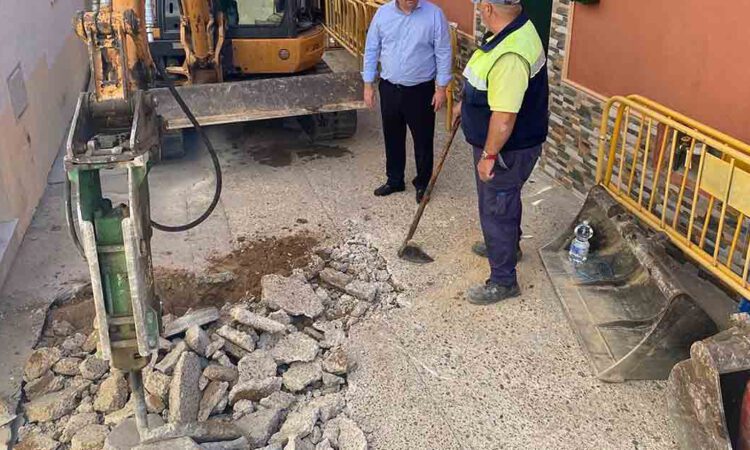 El Ayuntamiento acomete obras de mejora en la calle Bolivia, en la barriada de Sudamérica
