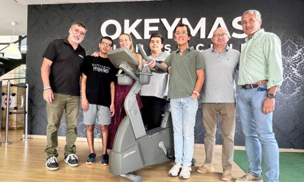 El Ayuntamiento y el gimnasio Okeymas donan una bicicleta estática a la Asociación Apadeni