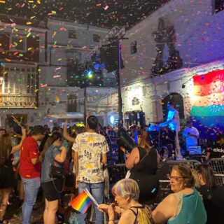 La Plaza de la Herrería se llenó de color en una noche de Orgullo y diversidad