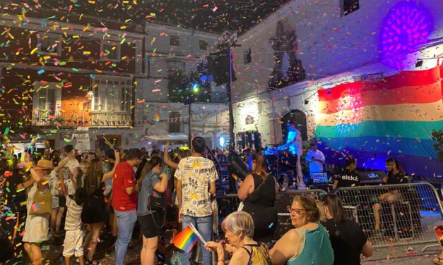 La Plaza de la Herrería se llenó de color en una noche de Orgullo y diversidad