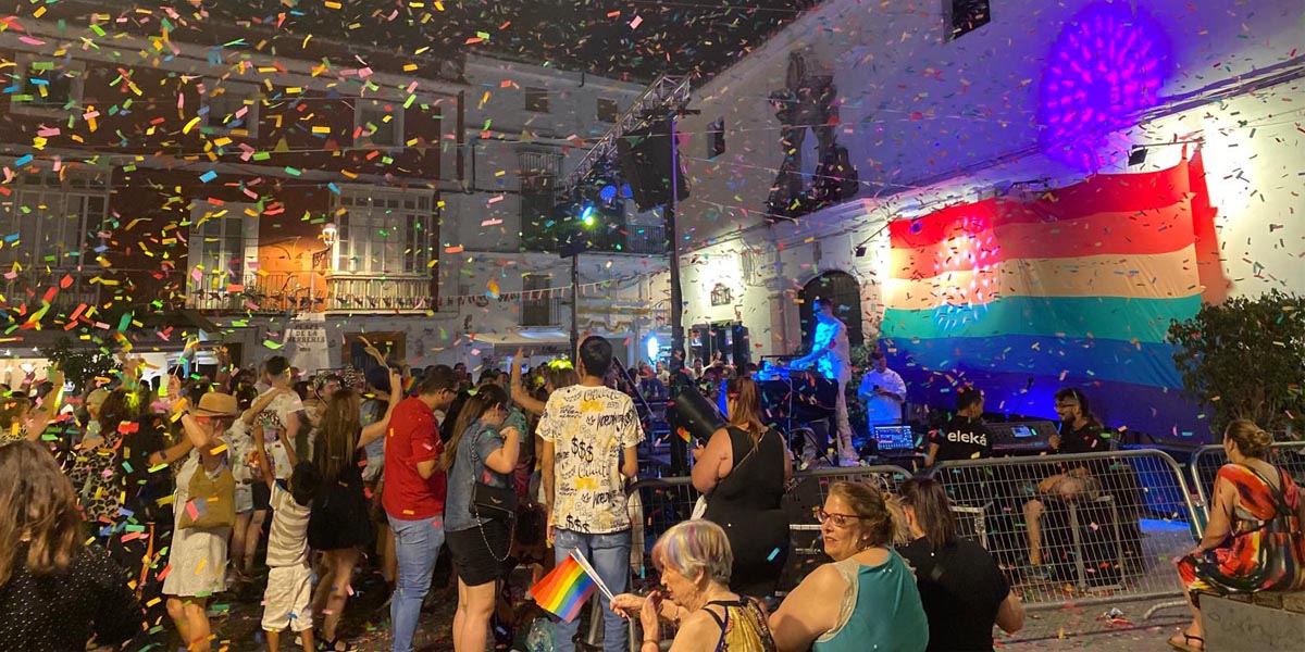 La Plaza de la Herrería se llenó de color en una noche de Orgullo y diversidad