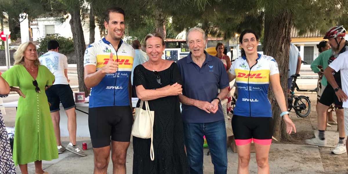 El Puerto da la bienvenida al deportista Guillermo Cuenca tras recorrer España en un reto ciclista a favor de la APU