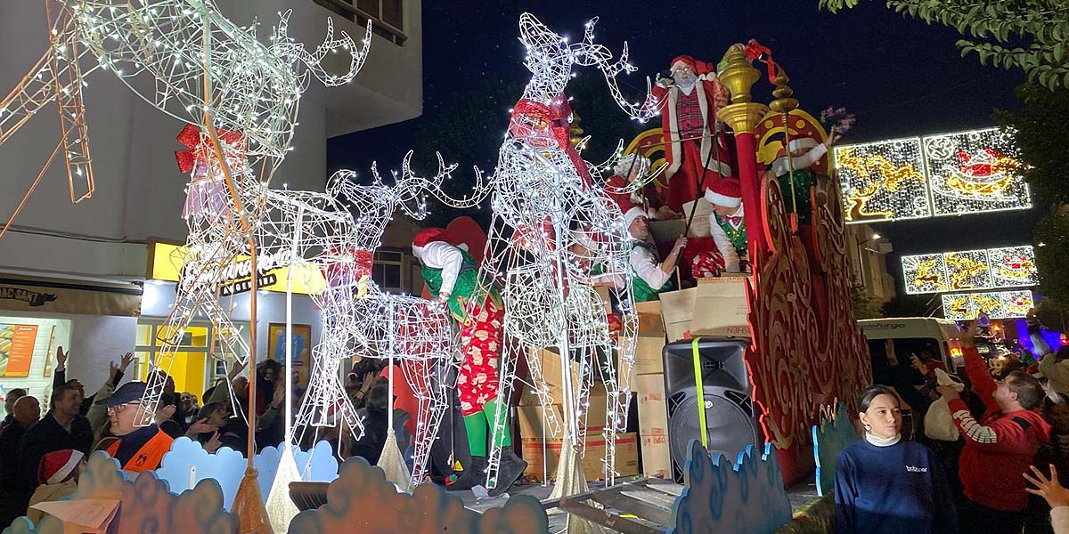 Miles de personas llenaron de alegría las calles de El Puerto en la Cabalgata de Papá Noel