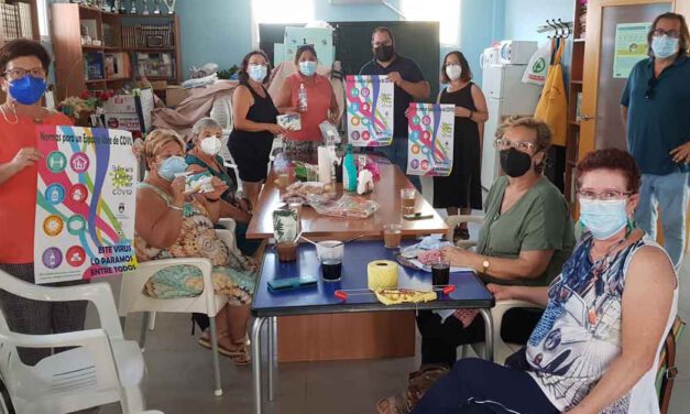 Reparto de materiales de la Campaña Barrios Libres de covid en las asociaciones de vecinos