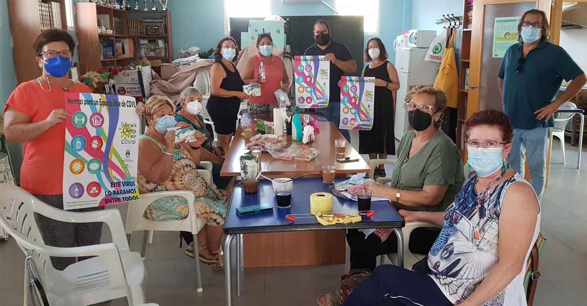 Reparto de materiales de la Campaña Barrios Libres de covid en las asociaciones de vecinos
