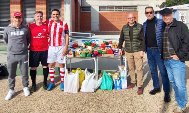 Los veteranos del Racing Club Portuense y de la Roteña conjugan deportes y solidaridad en un partido amistoso