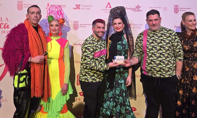 La moda flamenca de autor portuense brilla en la Pasarela Flamenca Tío Pepe con la colección “Hijas del quejío”
