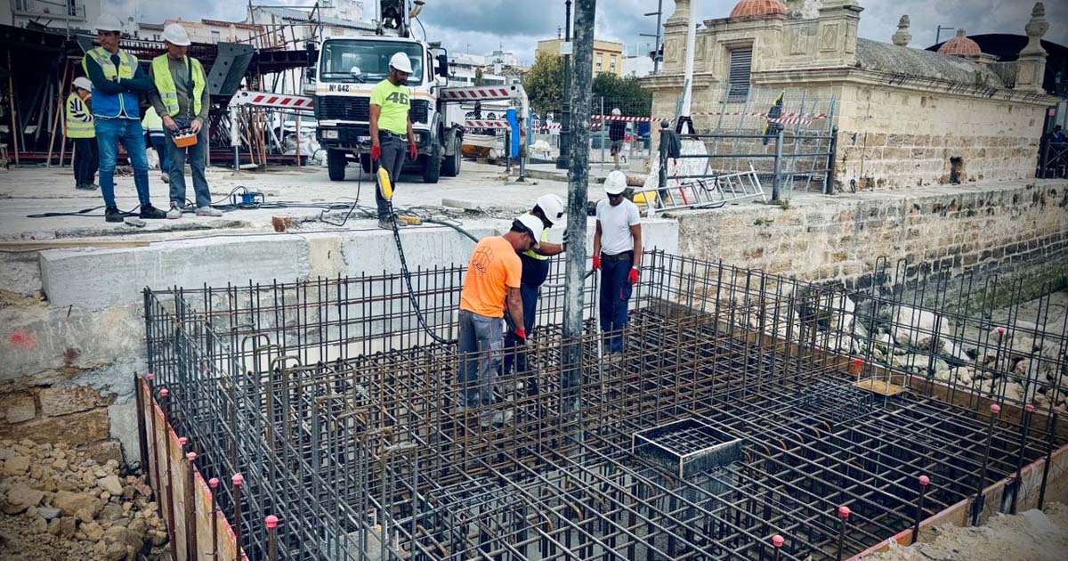 Las obras de la segunda pasarela sobre el Guadalete avanzan con el hormigonado en una de sus márgenes