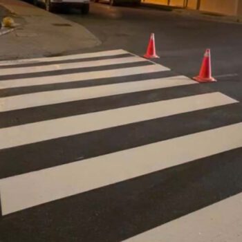 La avenida de la Libertad renueva sus pasos de peatones y marcas viales