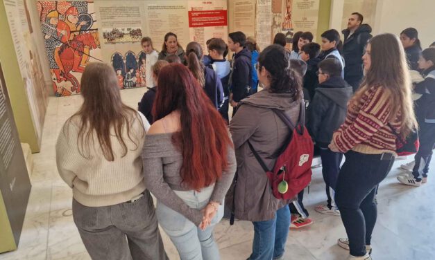 Estudiantes de distintos centros participan en las visitas didácticas a la exposición del Hospitalito