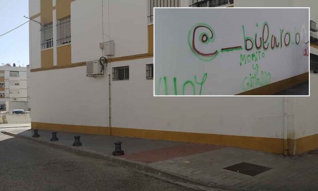 Un menor restaura una pared en la que realizó una pintada tras la mediación policial