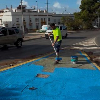 El Puerto renueva de azul las medianas de la ciudad pintado fb