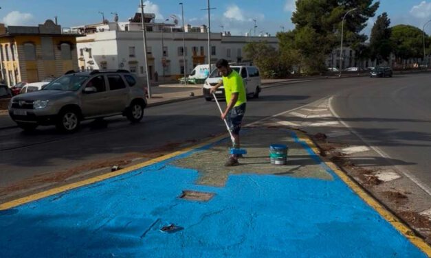 El Puerto renueva de azul las medianas de la ciudad