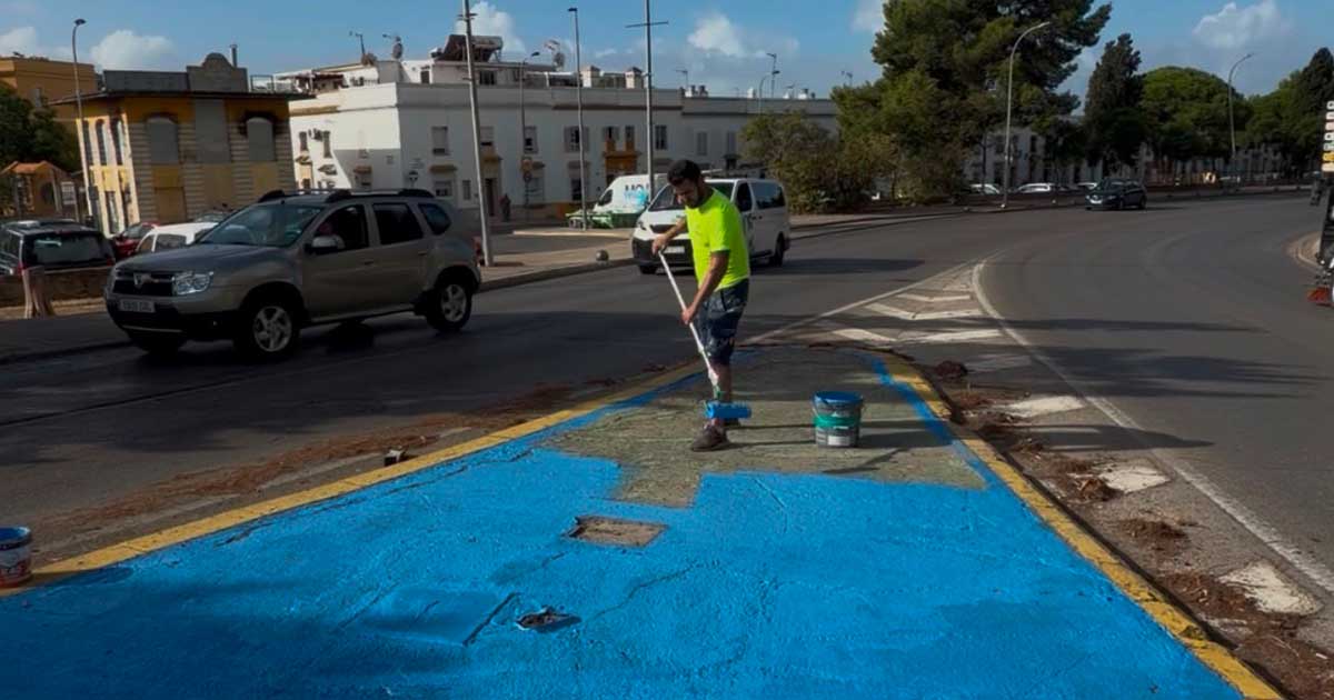 El Puerto renueva de azul las medianas de la ciudad