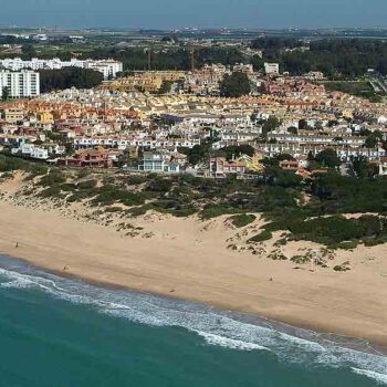 El Ayuntamiento presenta al sector turístico el plan de actuaciones para mejorar El Puerto como destino litoral